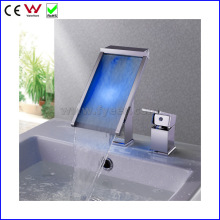 China Hochwertige selbst angetriebene 3 Farbe LED-Becken Wasserhahn (FD15064F)